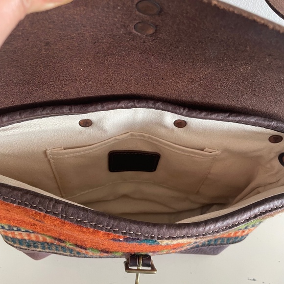 Gently Used Will Leather Goods Crossbody Purse. - Picture 1 of 4